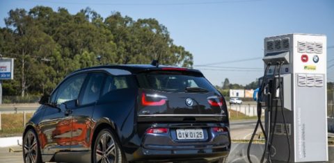 Um dos seis postos de abastecimento de carros elétricos que funcionam ao longo dos 430 km da Via Dutra. Foto Divulgação