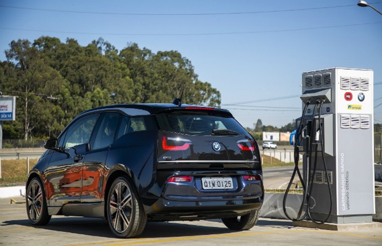 Um dos seis postos de abastecimento de carros elétricos que funcionam ao longo dos 430 km da Via Dutra. Foto Divulgação