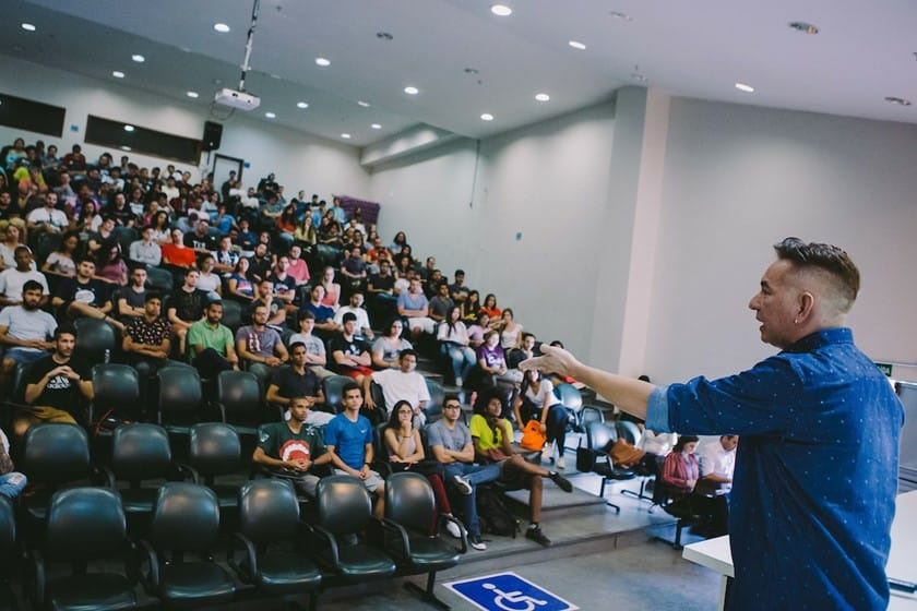 O professor Wander Pereira da Silva, coordenador do curso de Felicidade, dá uma das suas aulas na UnB. Foto JP Rodrigues/Jornal Metrópoles