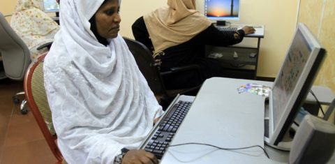 Mulheres do Sudão acessam a internet em uma Lan House na cidade de Cartum. Foto Ashraf Shazly/AFP