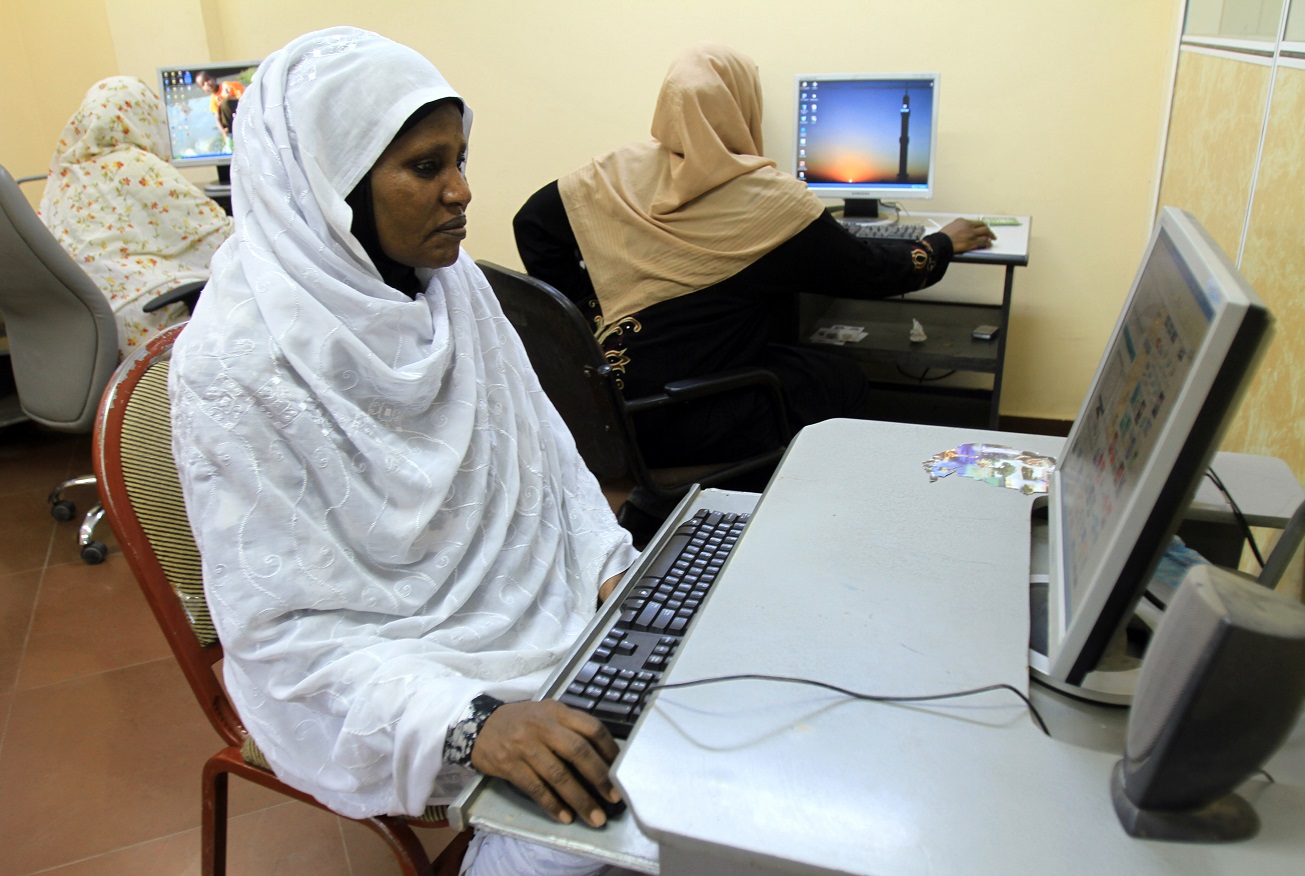 Mulheres do Sudão acessam a internet em uma Lan House na cidade de Cartum. Foto Ashraf Shazly/AFP