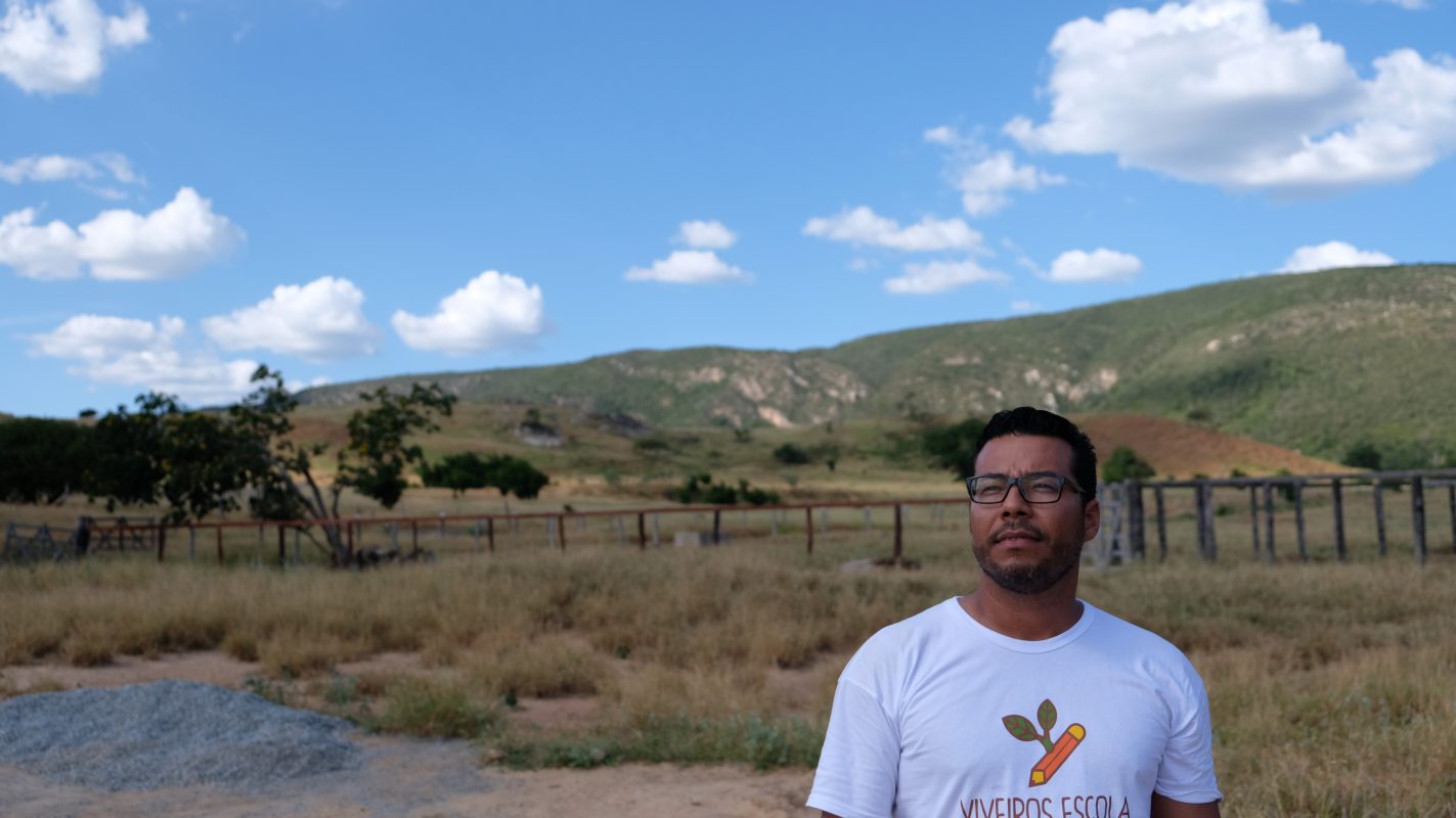 Agrônomo ensina crianças no sertão da Bahia a plantarem mudas de árvores e a valorizarem a natureza