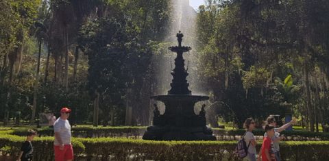 O chafariz das Musas é uma das atrações: ficava no Largo da Lapa antes de ser transferido para o jardim (Foto Oscar Valporto)