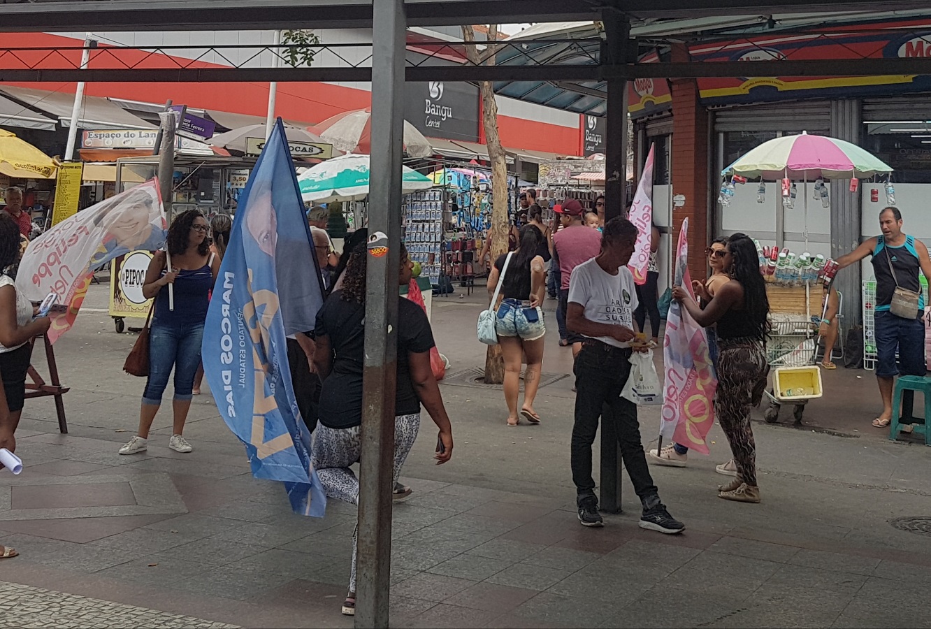 Santinhos e adesivos de candidatos a presidente e governo não são muito populares no calçadão de Bangu. Foto Oscar Valporto