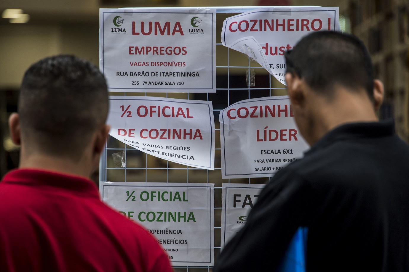 Foto Nelson Almeida/AFP Desempregados avaliam ofertas de emprego no centro de São Paulo. Foto Nelson Almeida/AFP