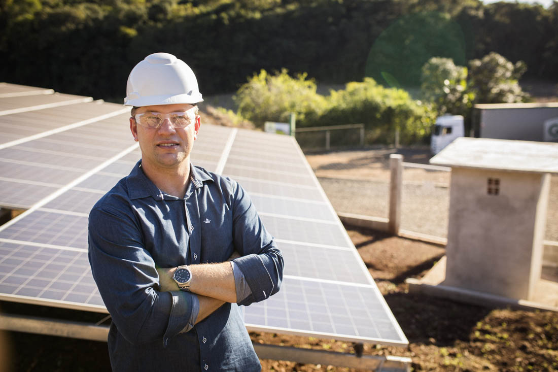 Orgulho: Gilnei diante das placas de energia solar (Foto Fábio Seixo/Coca-Cola Brasil)