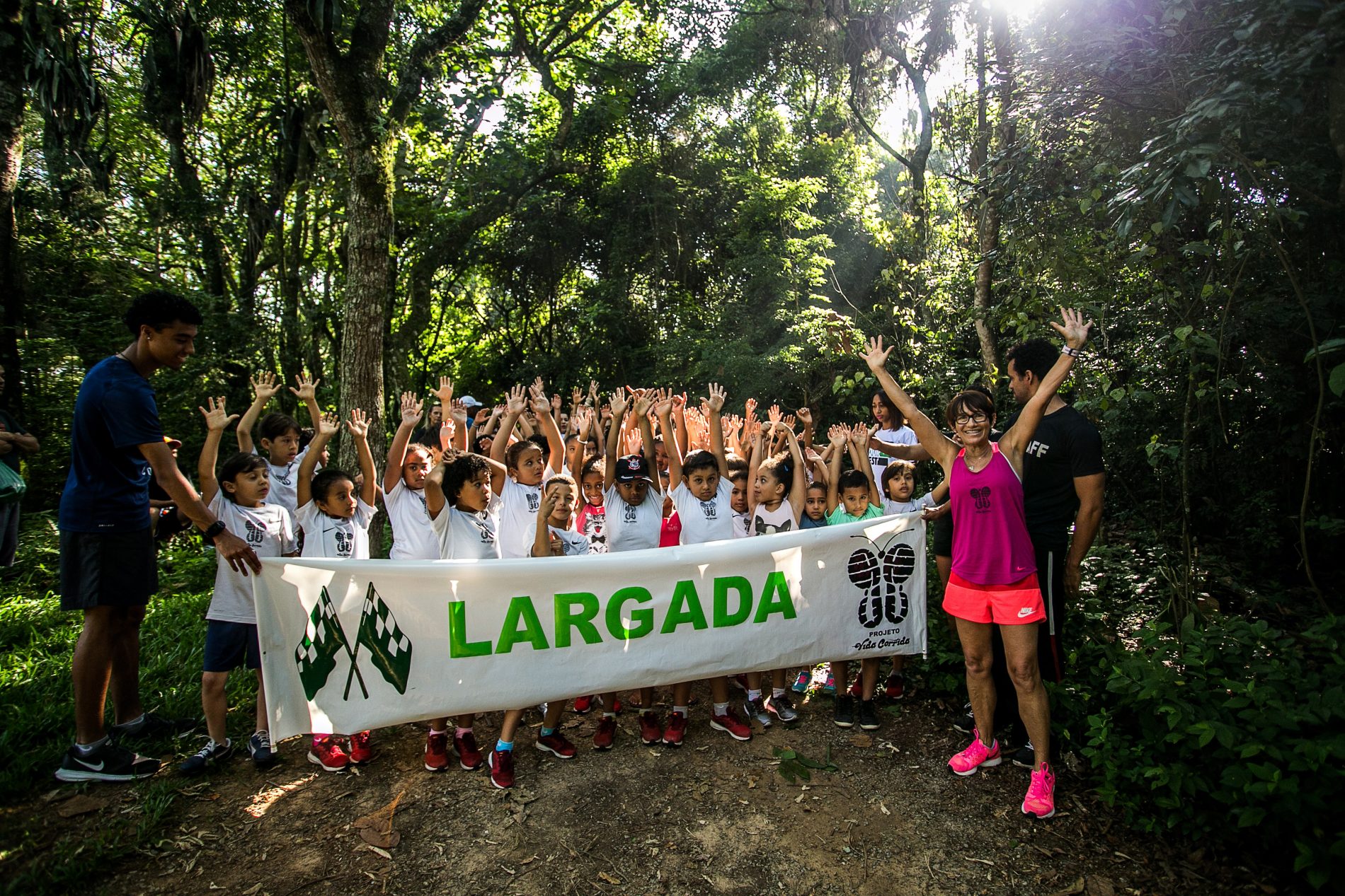 Neide (à direita), com crianças que participam do projeto criado por ela