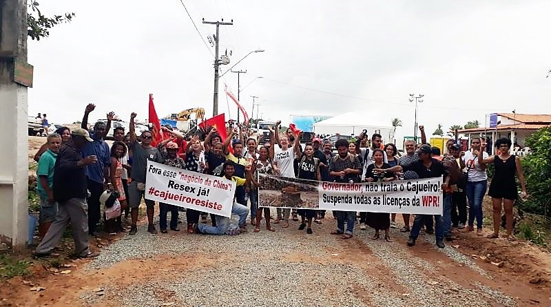 Moradores protestam contra a construção do porto. Foto: Valéria Sotão