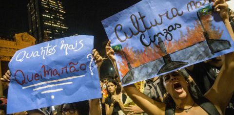 Manifestantes protestam no Rio de Janeiro após o incêndio do Museu Nacional (Foto: AFP PHOTO / Daniel Ramalho
