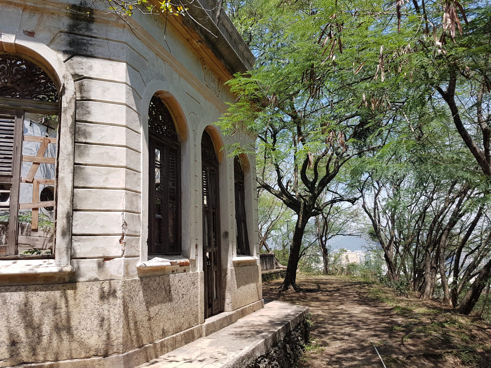 Antigo reservatório da Cedae: escondido no morro (Foto Oscar Valporto)
