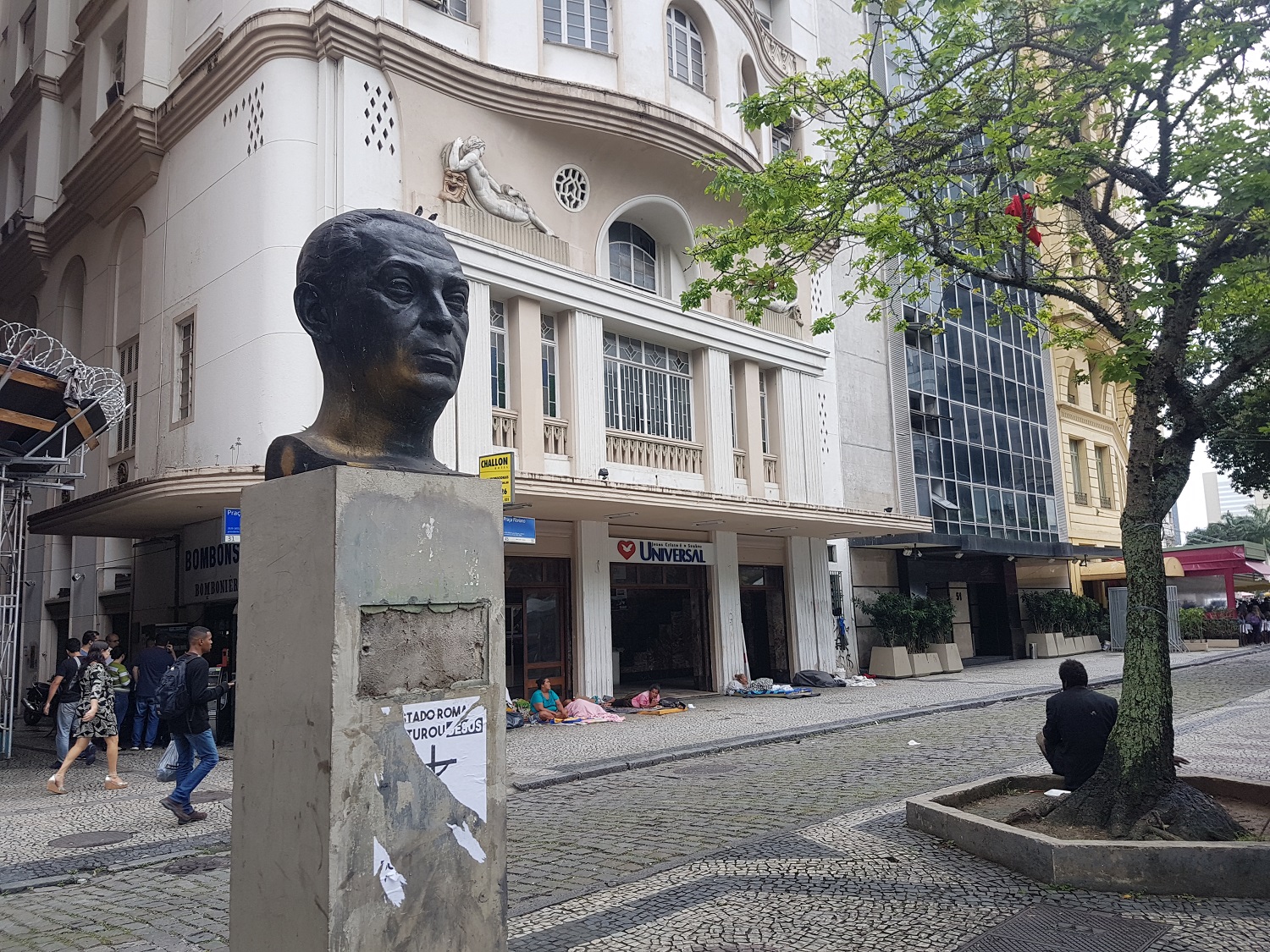 Busto de JK resiste ao tempo na Cinelândia (Foto Oscar Valporto)