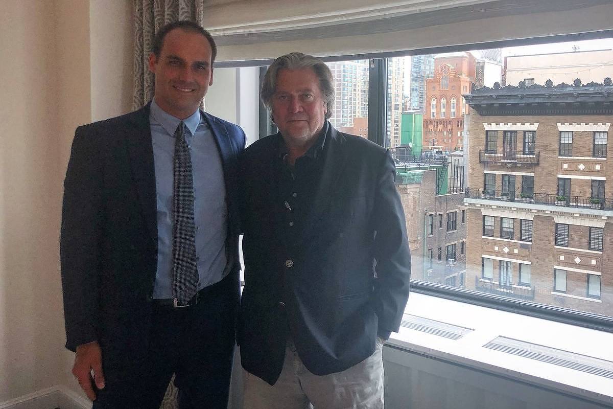 Foto Reprodução A famoso encontro entre Eduardo Bolsonaro e Steve Bannon, em Nova York. Foto Reprodução