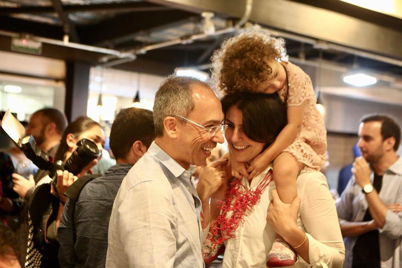 Manuela D´Ávila, candidata à vice na chapa de Fernando Haddad, com a filha Laura, em um dos muitos atos de campanha. Foto reprodução do Facebook