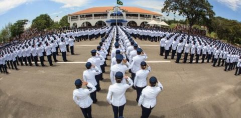 Mulheres e homens da Aeronáutica: Trans dizem sofrer discriminação na carreira militar. Foto: Aeronáutica Brasileira/Facebook/Reprodução