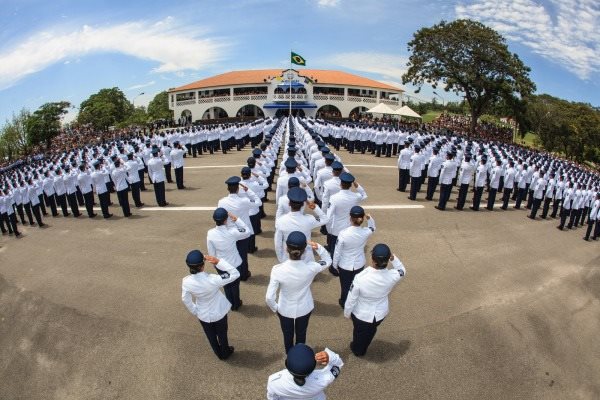 Mulheres e homens da Aeronáutica: Trans dizem sofrer discriminação na carreira militar. Foto: Aeronáutica Brasileira/Facebook/Reprodução