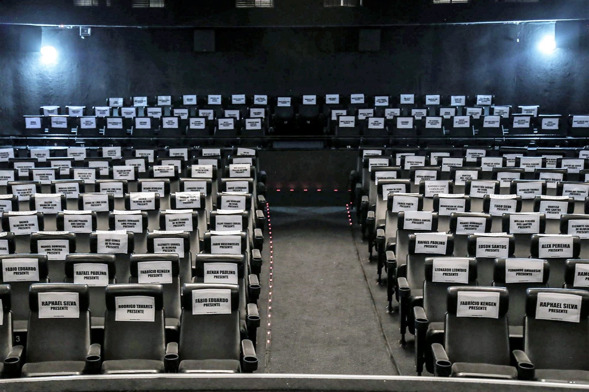Em cada cadeira do cinema o nome de uma vítima. Foto: Divulgação