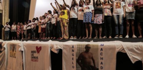 Mulheres que tiveram filhos e outras pessoas assassinadas pela polícia protestam, na pré-estreia do filme, no Rio. Foto: Luis Felipe Romano | divulgação