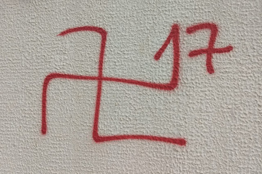 Foto Reprodução Suástica pichada com o número de Bolsonaro na Universidade Federal de Mato Grosso. Reprodução