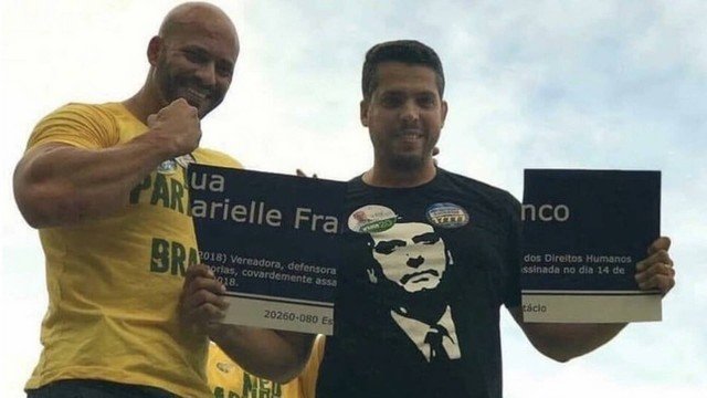 O deputado estadual eleito Rodrigo Amorim (PSL) com a placa quebrada em homenagem a Marielle Franco (Foto: Reprodução)