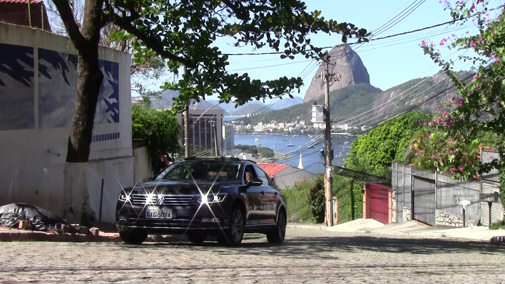 Foto Divulgação O VW Passat 2018 já pode ser visto nas ruas do Rio. Ele estaciona sozinha e controla a distância do carro da frente. Foto Divulgação