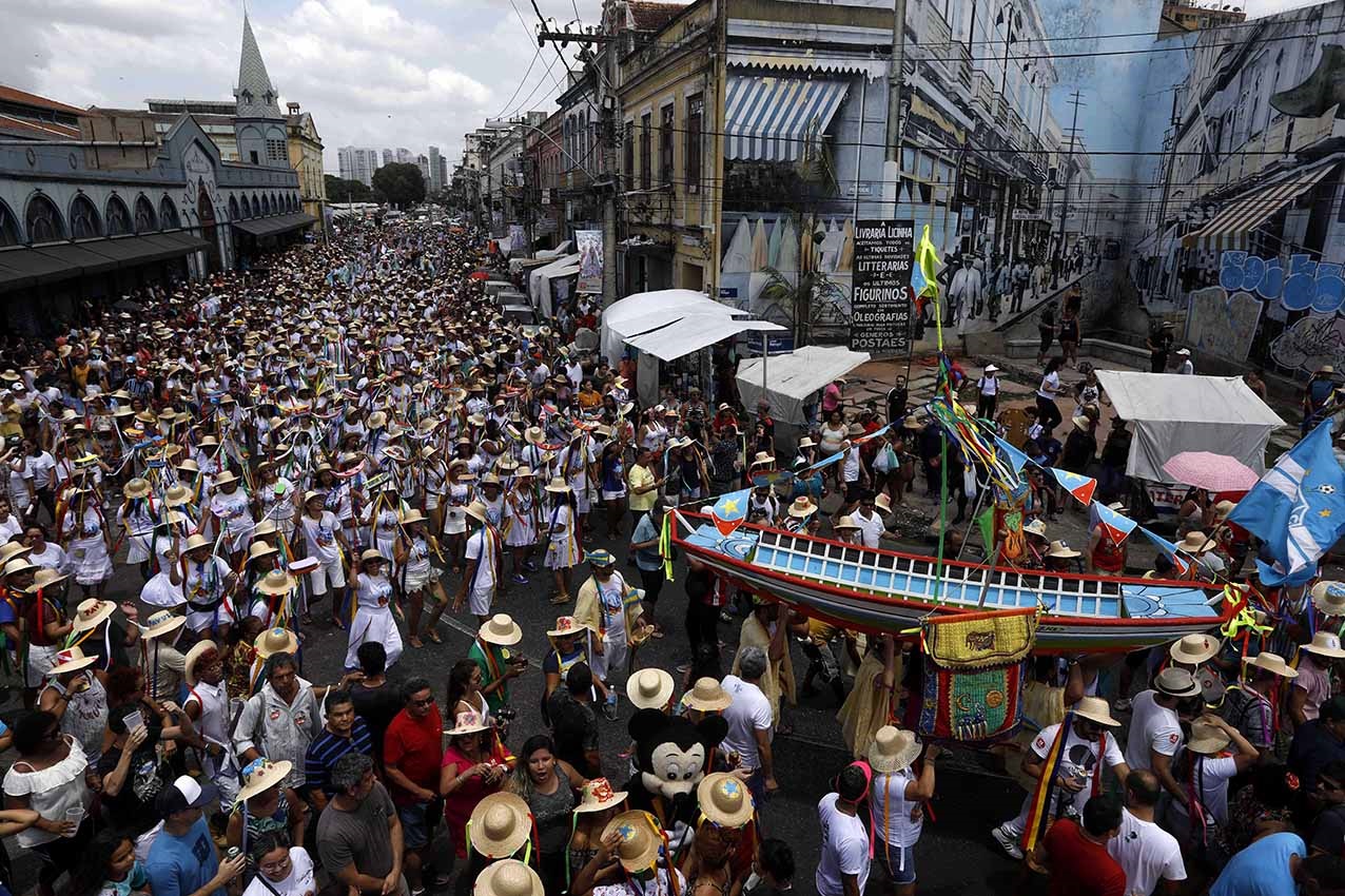 Foto Custódio Coimbra A festa do Arrastão do Pavulagem reúne milhares de pessoas pelas ruas de Belém numa celebração da cultura popular. Foto Custódio Coimbra