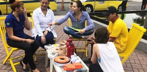 A mesinha, o café, o bolo e muita conversa civilizada sobre o Brasil. Foto Reprodução