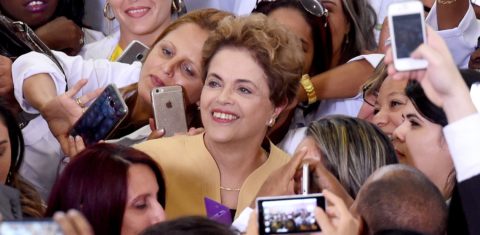 A então presidente Dilma Rousseff posa com médicas cubanas depois de uma cerimônia de extensão do programa Mais Médicos em Brasilia, em 2016 (Foto: EVARISTO SA / AFP)