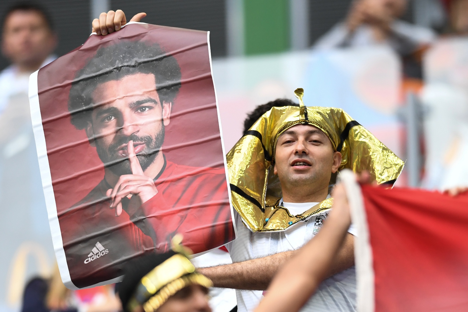 Foto de Giuseppe Cacace (AFP) Torcedor do Egito fantasiado de faraó com retrato de Salah, no estádio de São Petesburgo. Foto de Giuseppe Cacace (AFP)
