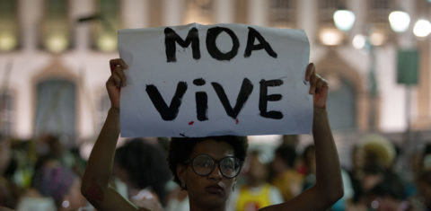 Mulher protesta após a morte do capoeirista Moa no Largo do Pelourinho, em Salvador, na Bahia (Foto: Arisson Marinho / AFP)