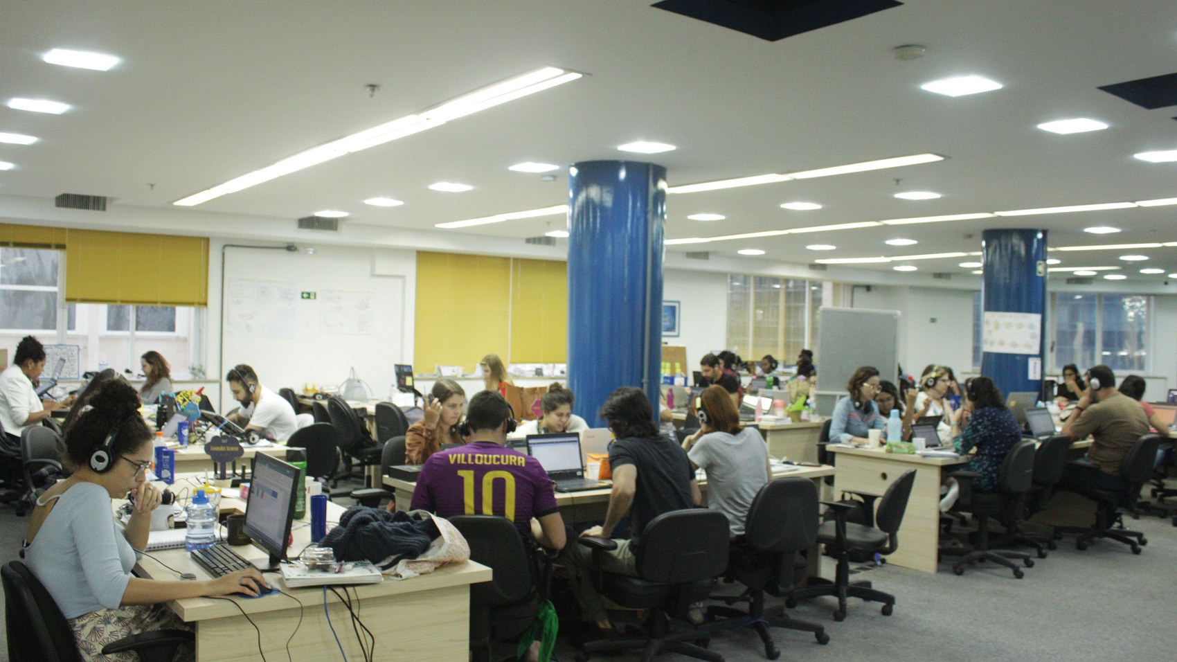 A Estante Mágica conta com uma equipe de 105 pessoas, formada por jovens na faixa etária de 25 e 26 anos (Foto: Christina Martins)