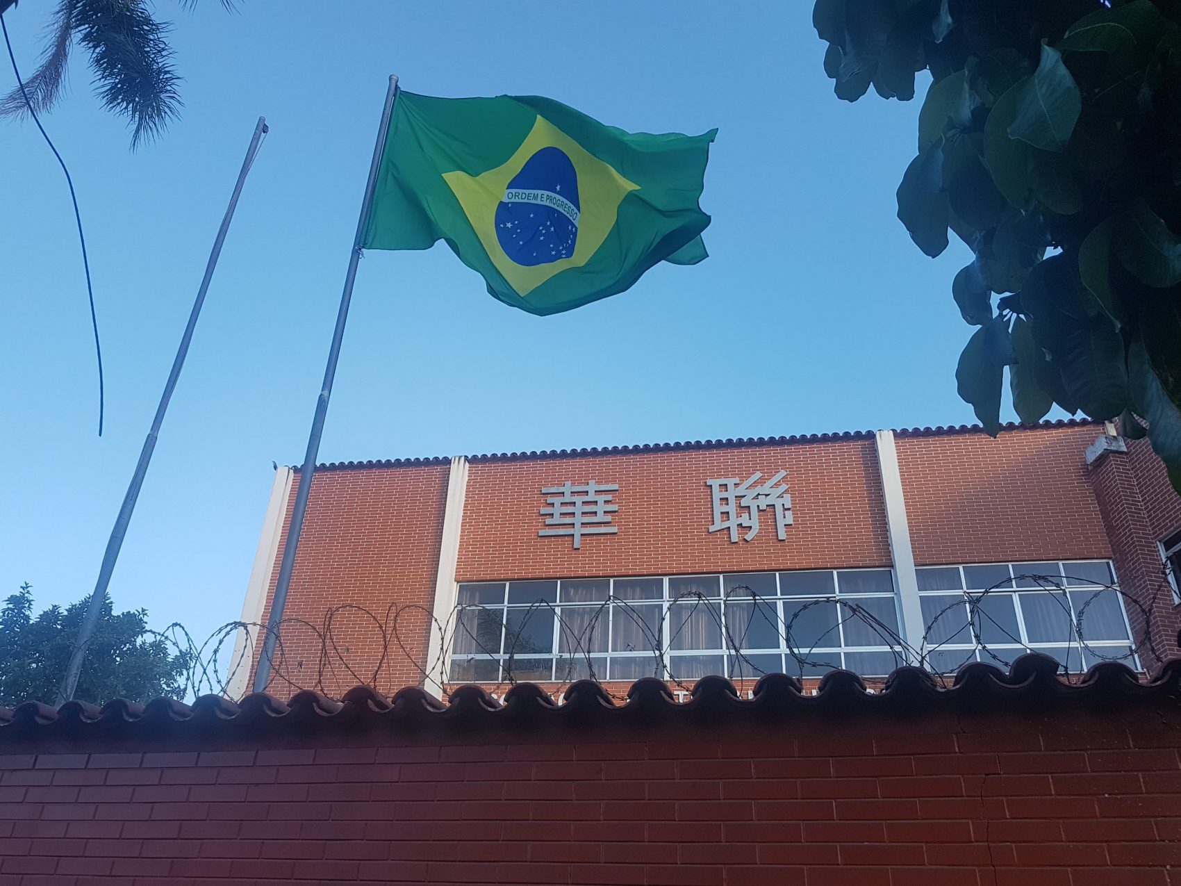 O pavilhão mais cuidado tremula na Associção Cultural Chinesa do Rio, também na região (Foto Oscar Valporto)
