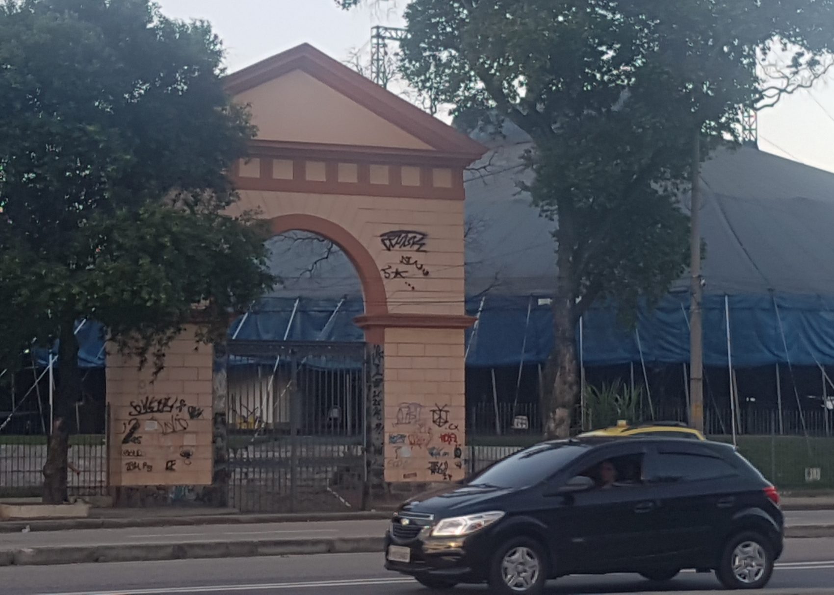 O pórtico do antigo matadouro serve de moldura para a Escola de Circo (Foto Oscar Valporto)