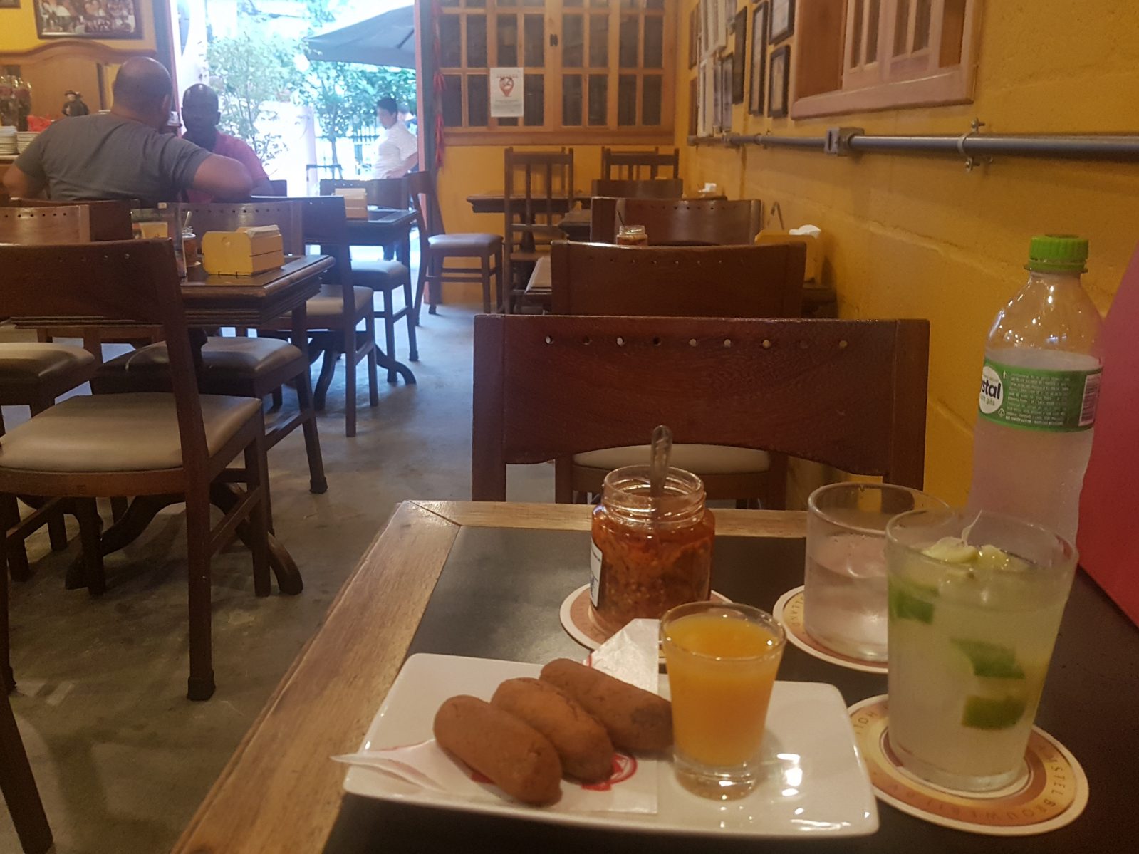 No polo gastronômico da Praça da Bandeira, croquete de vaca atolada (Foto: Oscar Valporto)