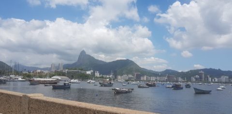 Apesar de do noticiário, na Urca o otimismo pode surpreender o andarilho (Foto Oscar Valporto)
