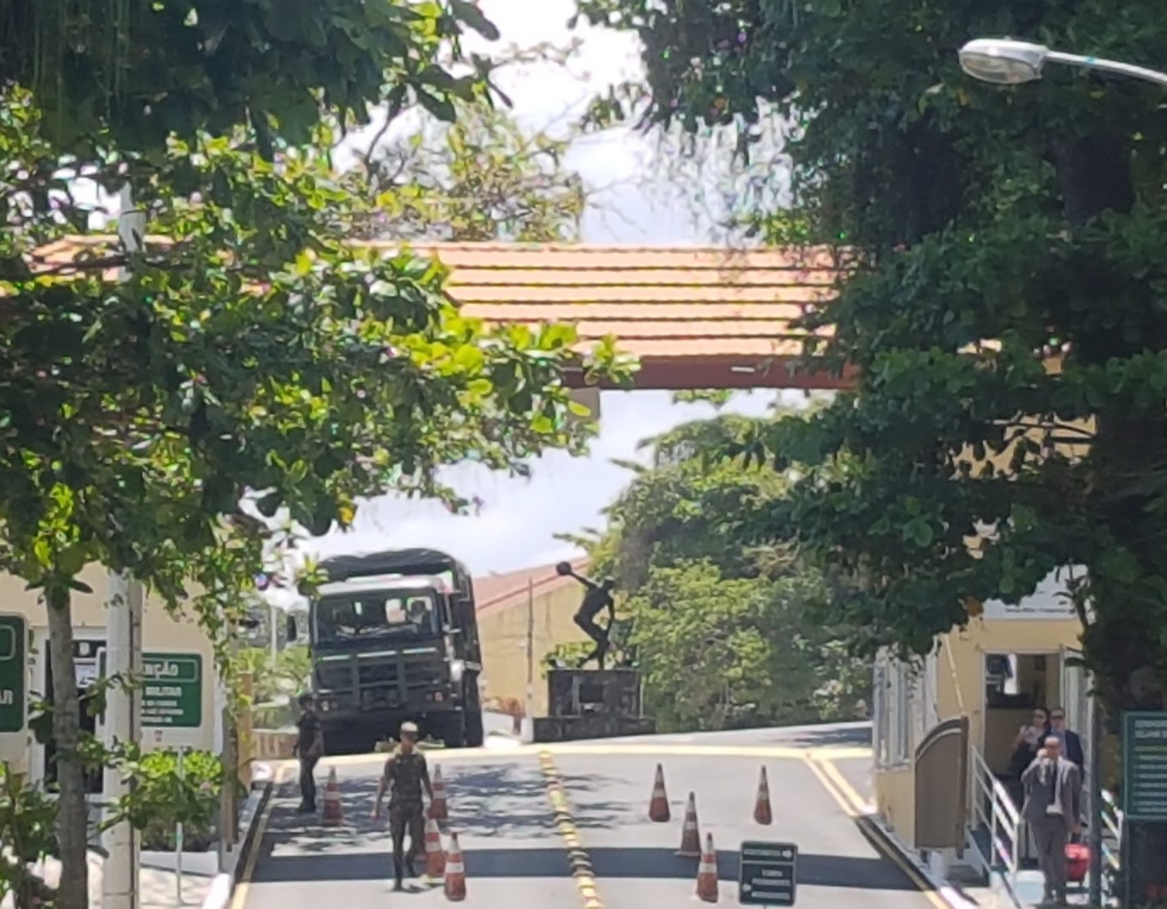 A entrada da Fortaleza: a presença forte dos militares no bairro bucólico (Foto Oscar Valporto)