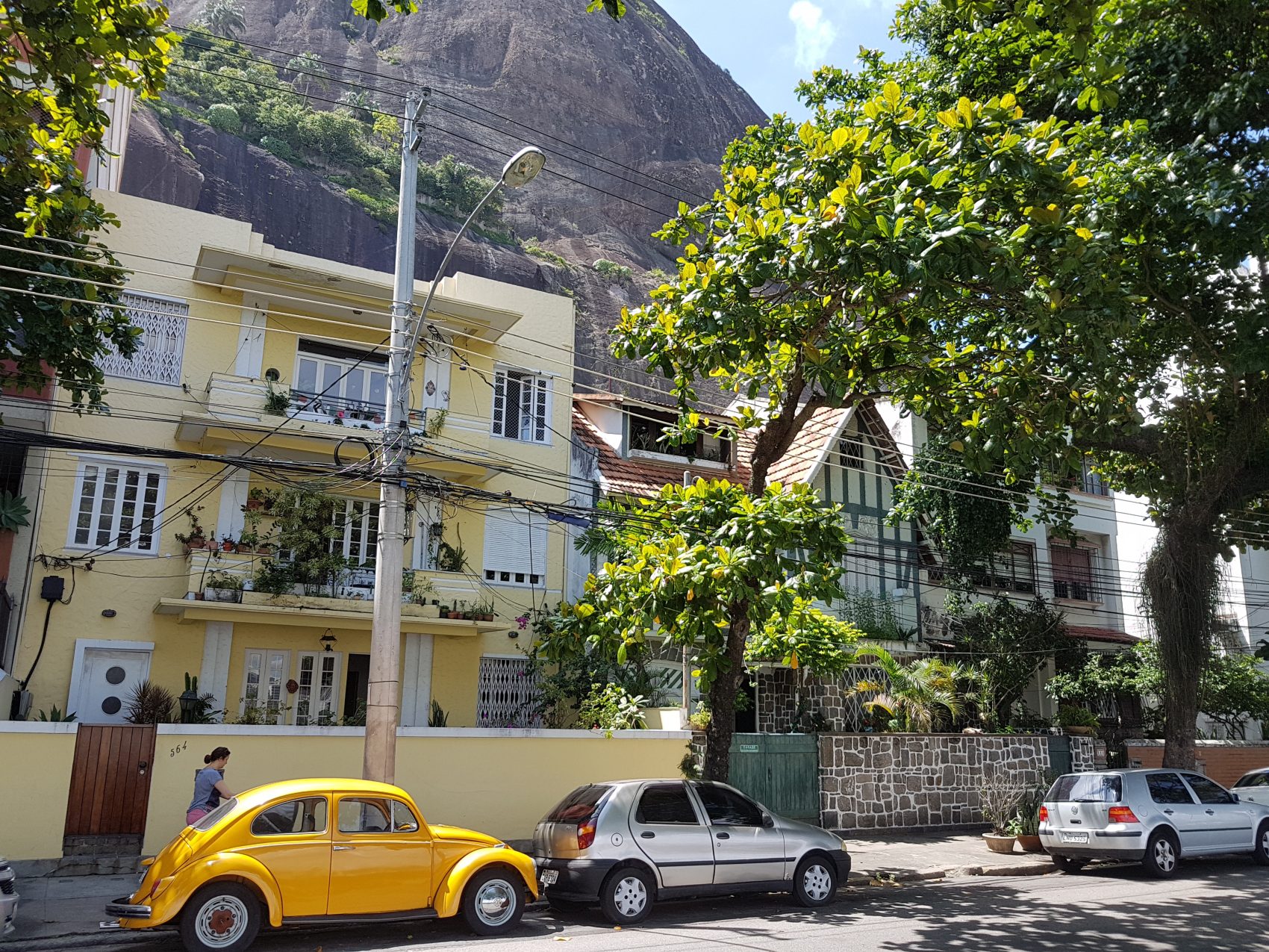 Até o Fusquinha amarelo mostra que a Urca e suas casas guardam ares do século passado (Foto Oscar Valporto)