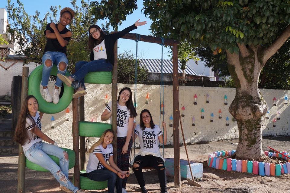 Jovens que participaram da reforma de uma quadra em Juiz de Fora, Minas Gerais, exibem camisetas com os princípios do Jornada X: “Free, Fast, Fun and Fabulous”(Foto: Arquivo pessoal)