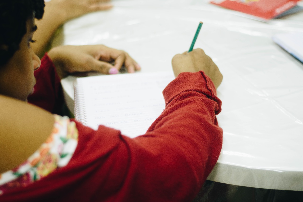 Uma das moradoras do abrigo em hora de estudo (Foto Beatriz Bastos)