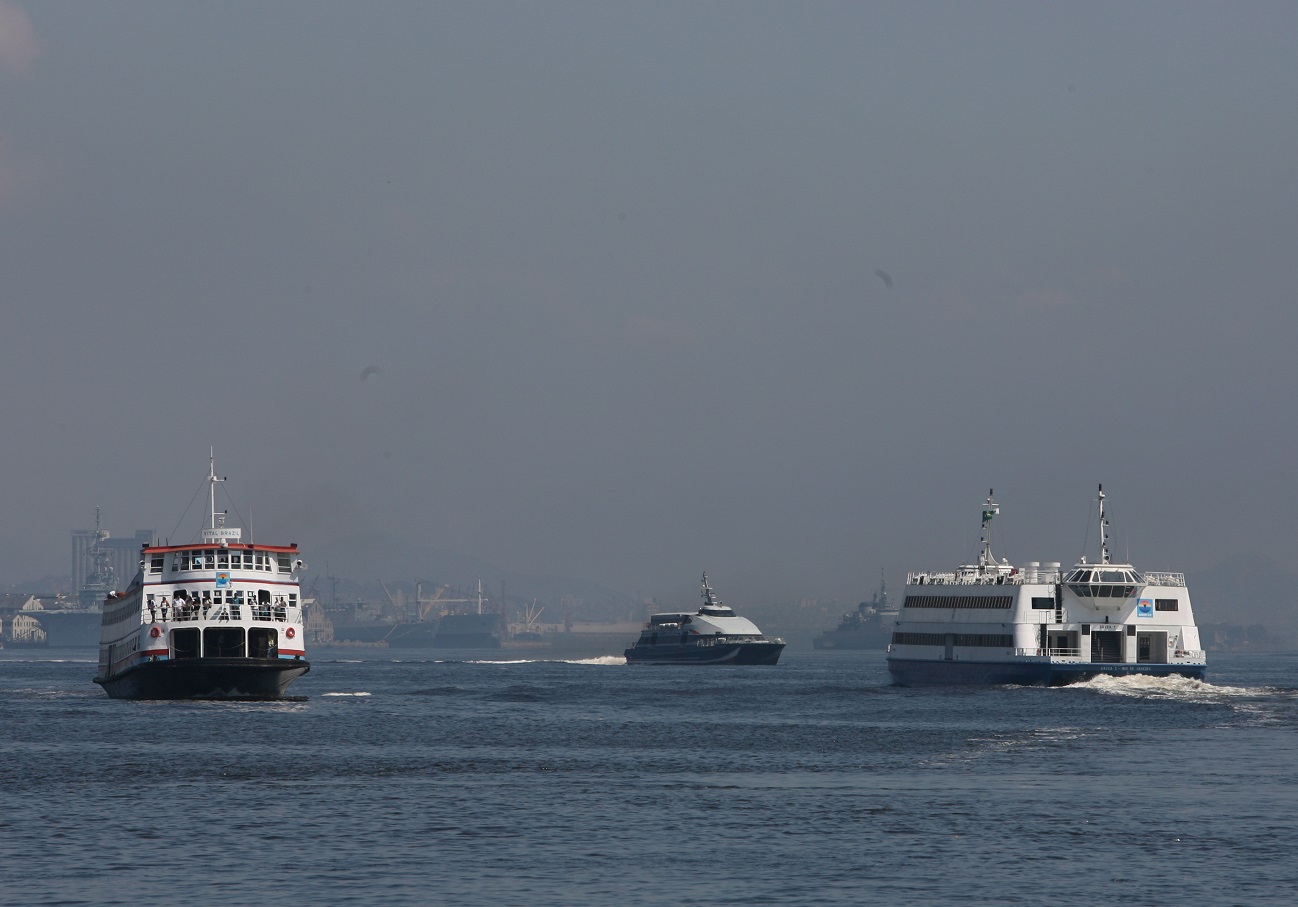 O transporte por barcas na Baía de Guanabara remonta ao século XVIII, mas está longe de atender à demanda da região metropolitana do Rio. Foto Domingos Peixoto/Agência O Globo