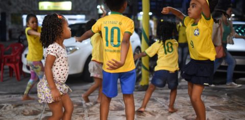 A festa das crianças durante a Copa do Mundo de 2014, em Porto Seguro, na Bahia. Foto Andreas Gebert/DPA