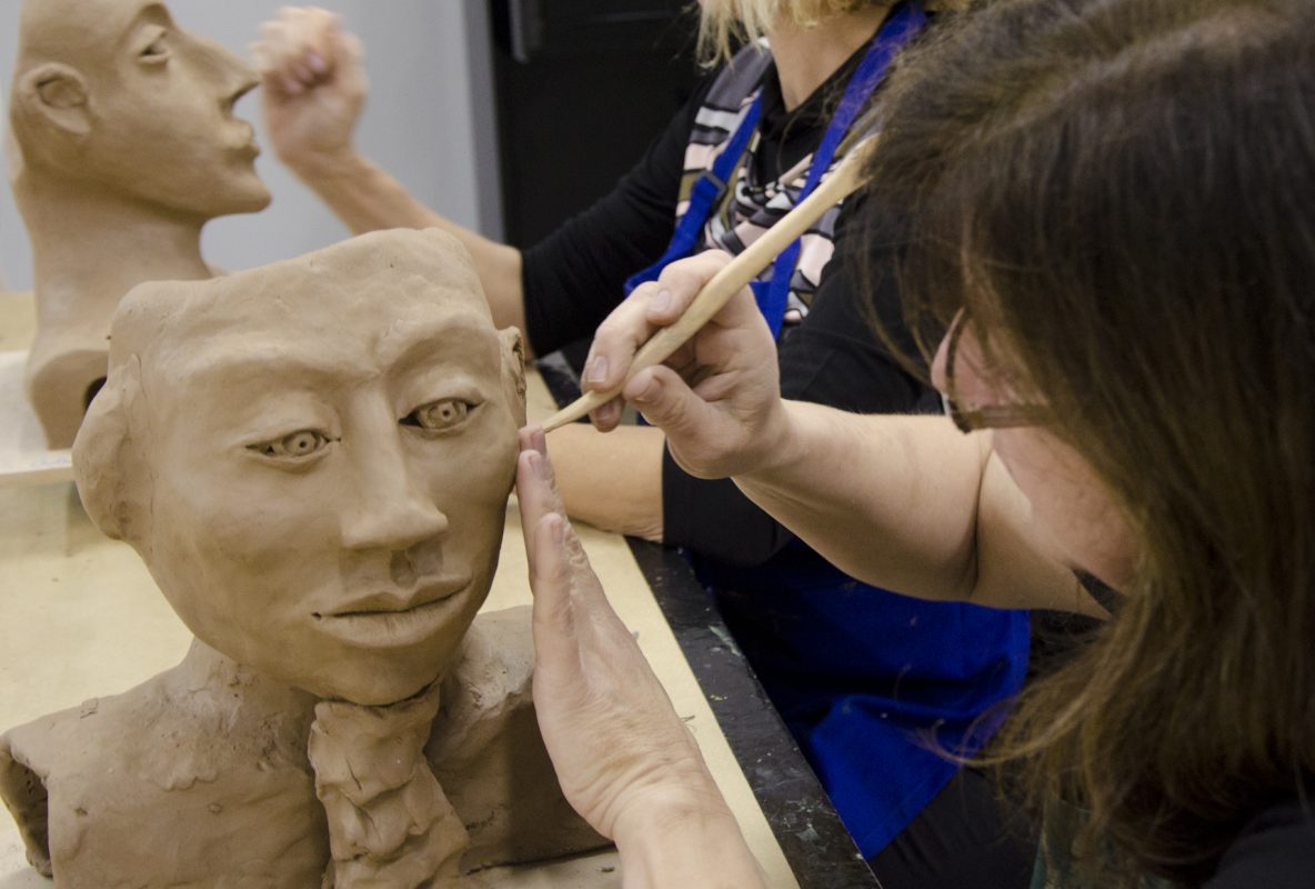 Curso de escultura no MAM (Foto: Divulgação / Karina Bacci)