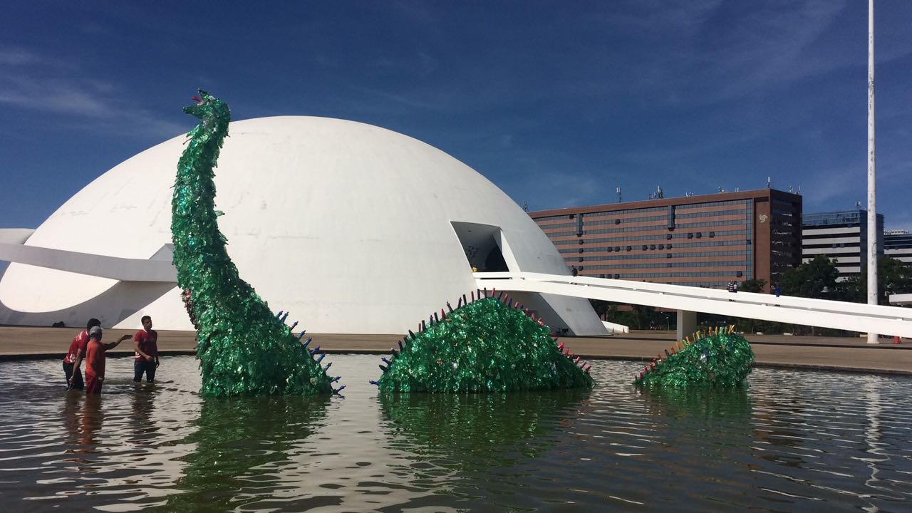 Foto de Divulgação A artista Maria Koijck e seu dinossauro de PET. Foto de Divulgacao