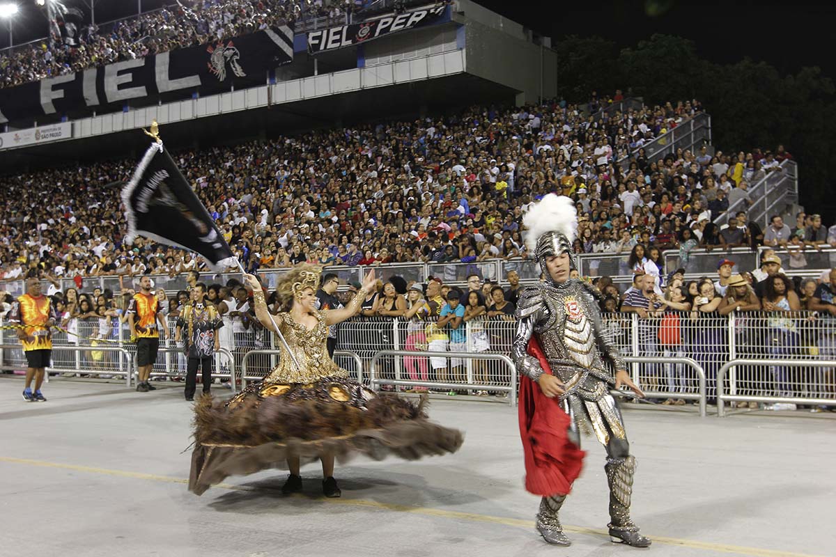 Foto de Marcelo Messina (Liga SP) Wagner Lima e Adriana Mondjian, mestre-sala e porta-bandeira da Gaviões da Fiel. Foto de Marcelo Messina (Liga SP)