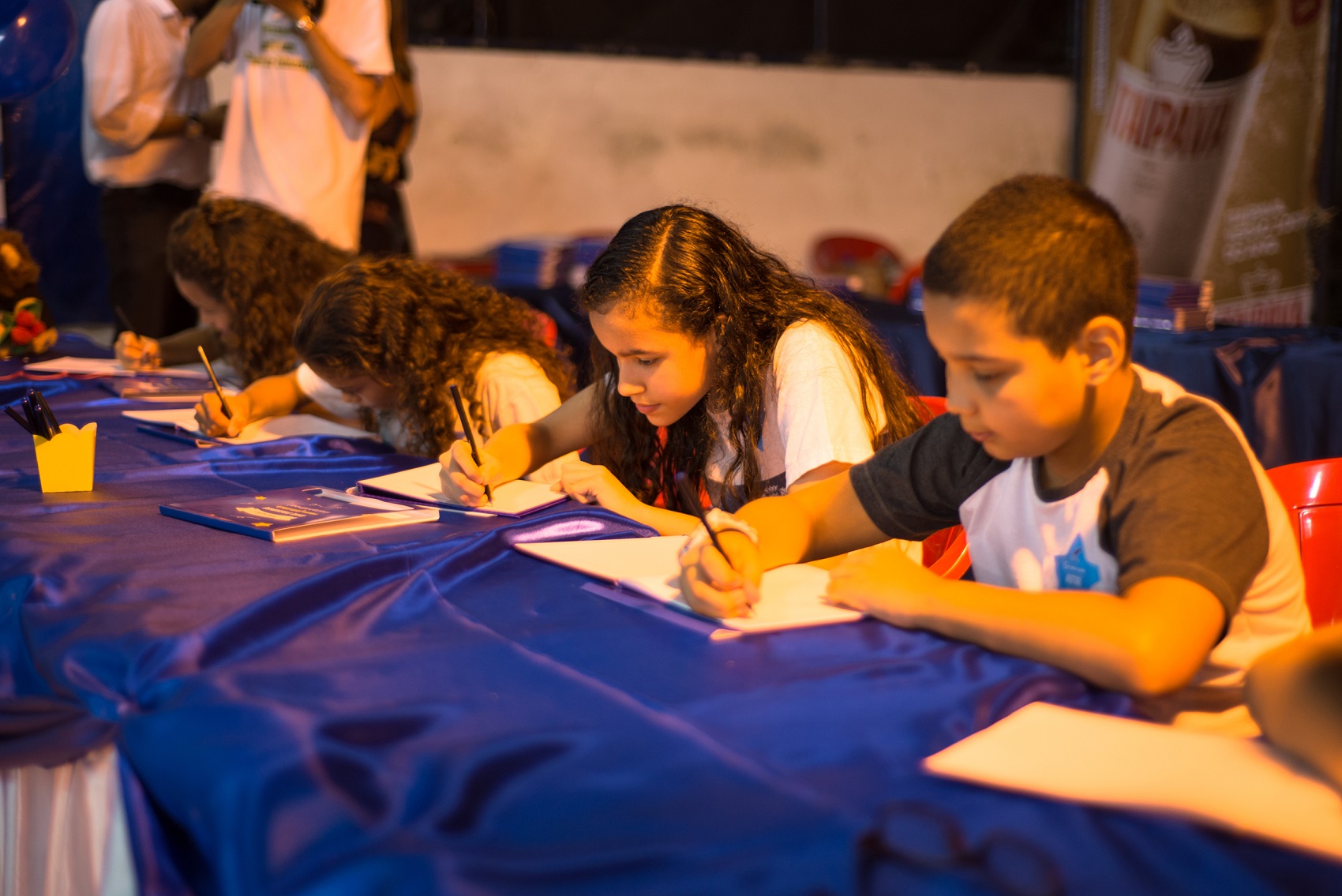 Crianças autografam os livros que produziram (Foto: Divulgação / Estante Mágica)