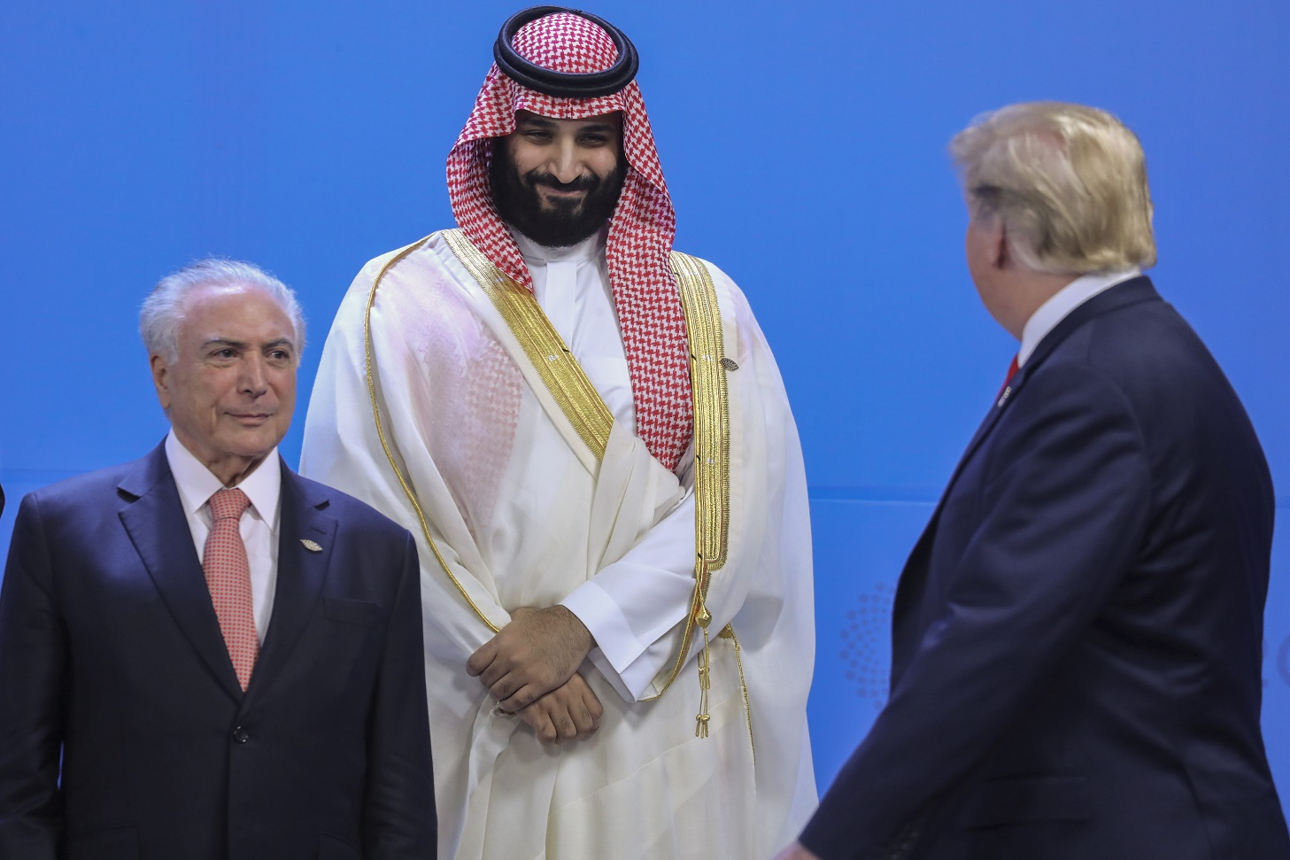 Foto Ludovic Marin/AFP O presidente Michel Temer, ao lado do príncipe herdeiro da Arábia Saudita, Mohamed bin Salman, acompanha a passagem do americano Donald Trump. Foto Ludovic Marin/AFP