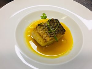Peixe com o molho de tomate amarelo produzido em Seropédica e servido no Olympe (Foto: Divulgação)