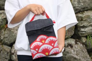 Foto de Divulgação Kimono é transformado em bolsa. Foto de Divulgacao