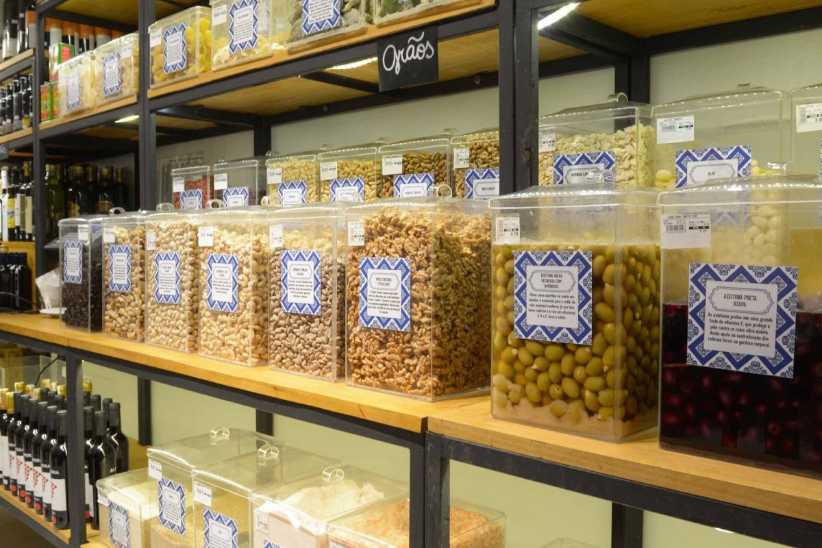 Embutidos, queijos, molhos, antepastos, azeites, grãos, frutas desidratadas, temperos, entre outros, podem ser comprados a granel na Mercearia da Praça (Foto: Divulgação)