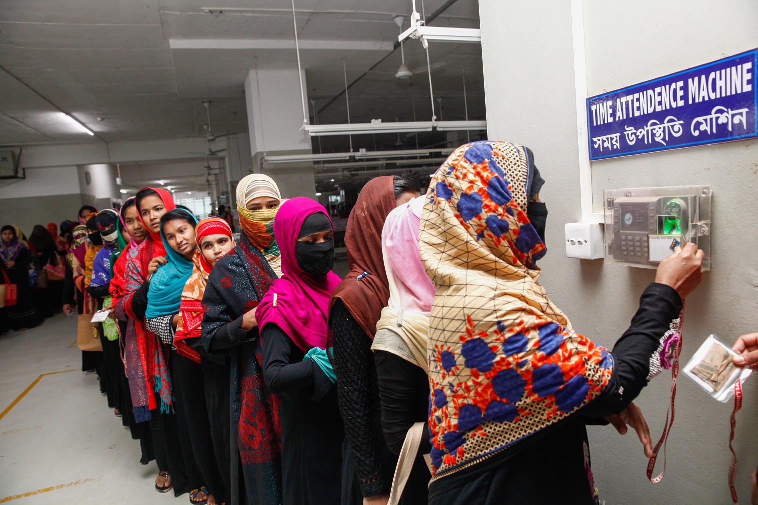 Foto Mehedi Hasan/NurPhoto Fila de trabalhadoras da indústria têxtil, em Bangladeshi. Foto Mehedi Hasan/NurPhoto