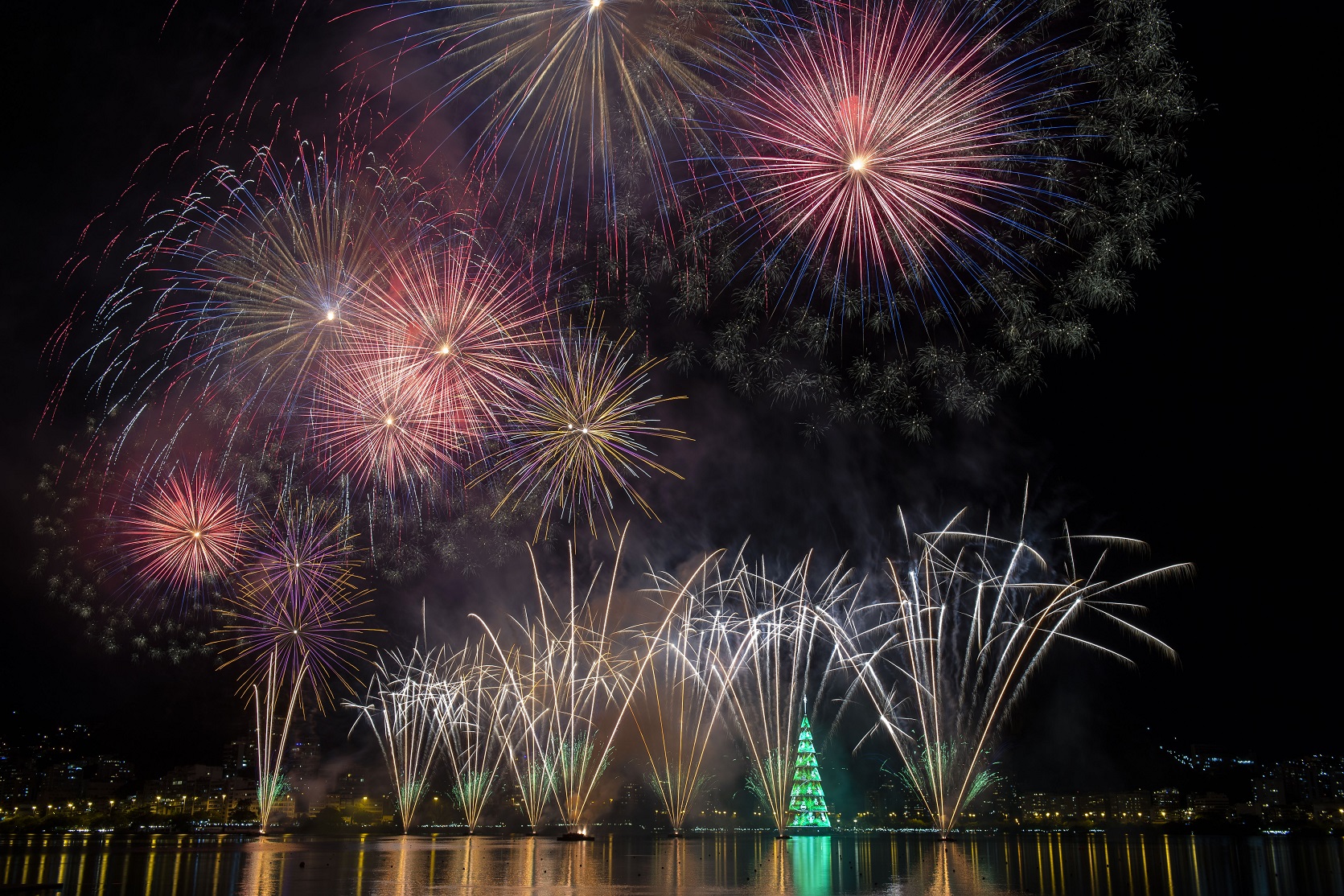 Fogos de artificio na inauguração da nova Árvore da Lagoa, agora patrocinada pela Petrobras. Foto Mauro Pimentel/AFP